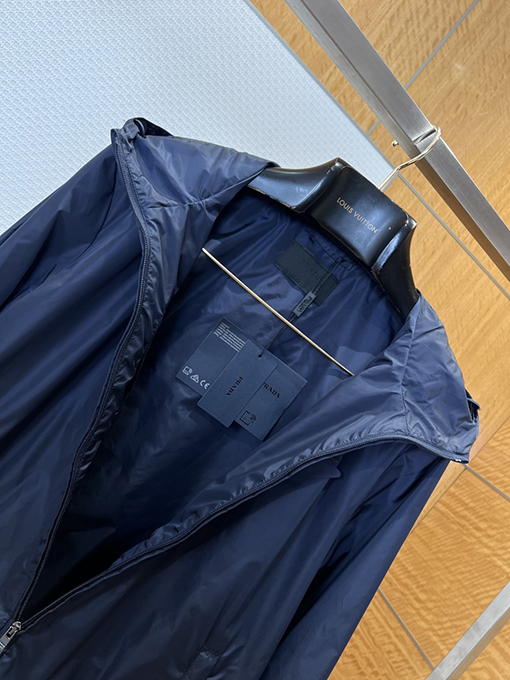 プラダ 布製パッチ付き三角形ロゴ入りフード付きジャケット