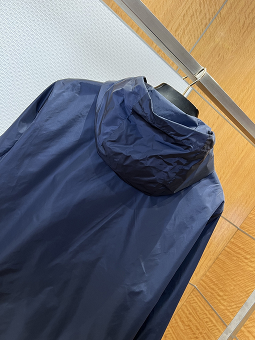 プラダ 布製パッチ付き三角形ロゴ入りフード付きジャケット