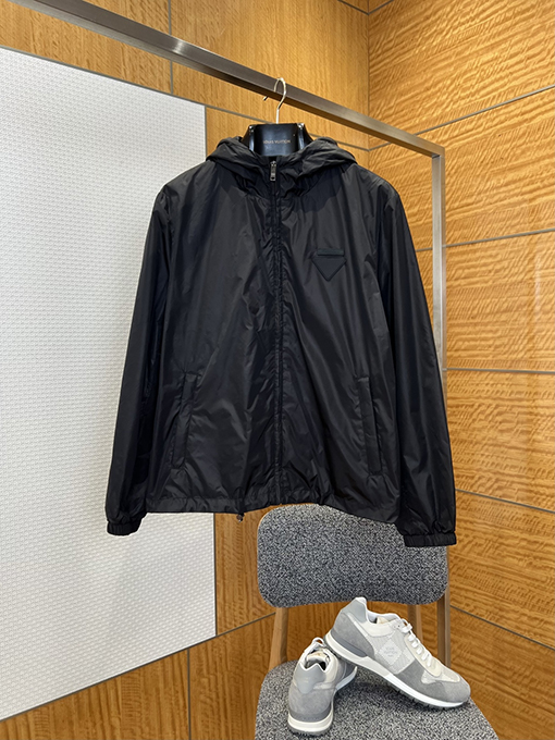 プラダ 布製パッチ付き三角形ロゴ入りフード付きジャケット