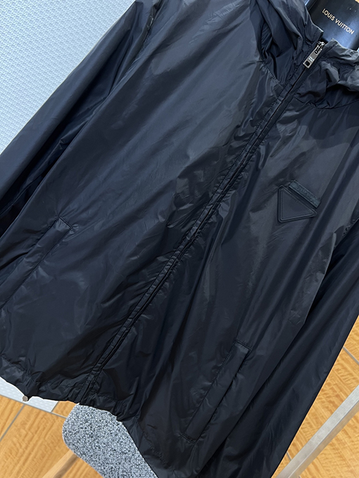 プラダ 布製パッチ付き三角形ロゴ入りフード付きジャケット