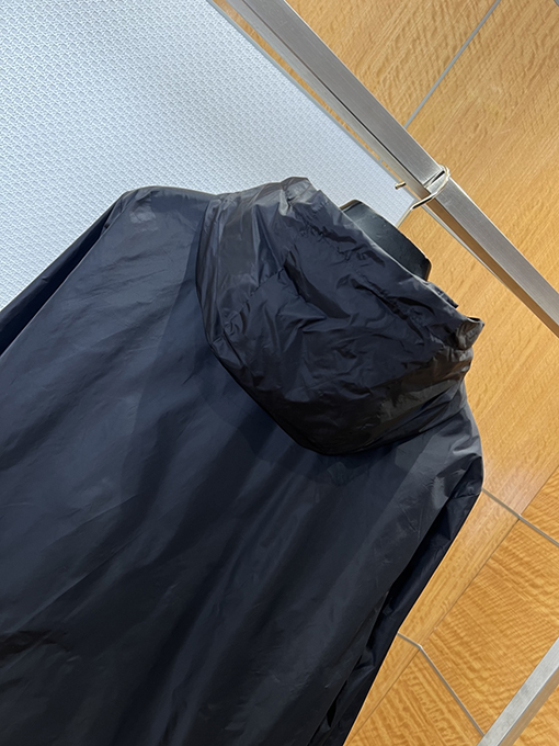 プラダ 布製パッチ付き三角形ロゴ入りフード付きジャケット