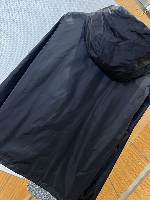 プラダ 布製パッチ付き三角形ロゴ入りフード付きジャケット