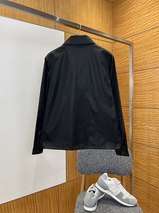 プラダブランドコピー メタルトライアングルロゴ入りラペルジャケット