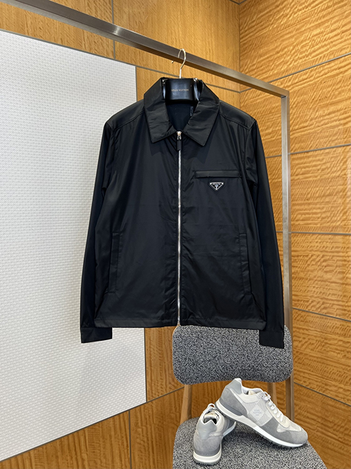 プラダブランドコピー メタルトライアングルロゴ入りラペルジャケット