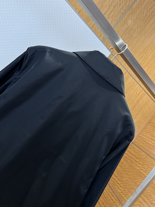 プラダブランドコピー メタルトライアングルロゴ入りラペルジャケット