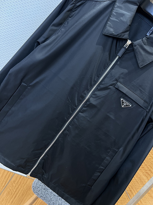 プラダブランドコピー メタルトライアングルロゴ入りラペルジャケット