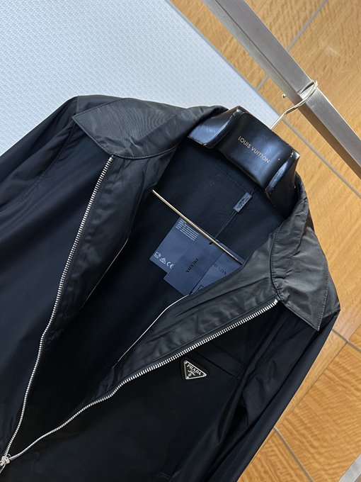 プラダブランドコピー メタルトライアングルロゴ入りラペルジャケット