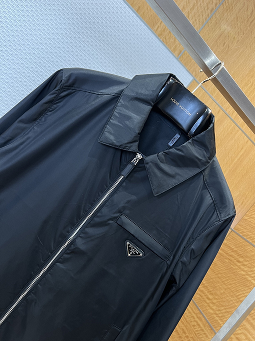 プラダブランドコピー メタルトライアングルロゴ入りラペルジャケット