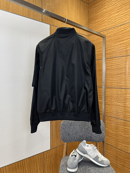 プラダ 袖ポケット付きトライアングルロゴ入りベースボールカラージャケット