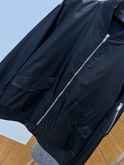 プラダ 袖ポケット付きトライアングルロゴ入りベースボールカラージャケット