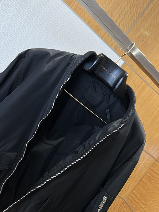 プラダ 袖ポケット付きトライアングルロゴ入りベースボールカラージャケット