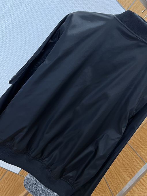 プラダ 袖ポケット付きトライアングルロゴ入りベースボールカラージャケット