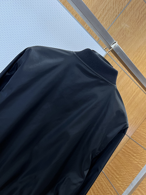 プラダ 袖ポケット付きトライアングルロゴ入りベースボールカラージャケット