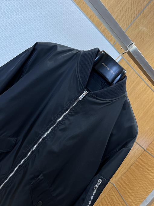 プラダ 袖ポケット付きトライアングルロゴ入りベースボールカラージャケット