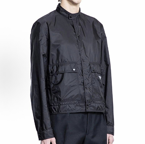 プラダブランドスーパーコピー エナメルの三角形ロゴ入りスタンドカラーワークジャケット