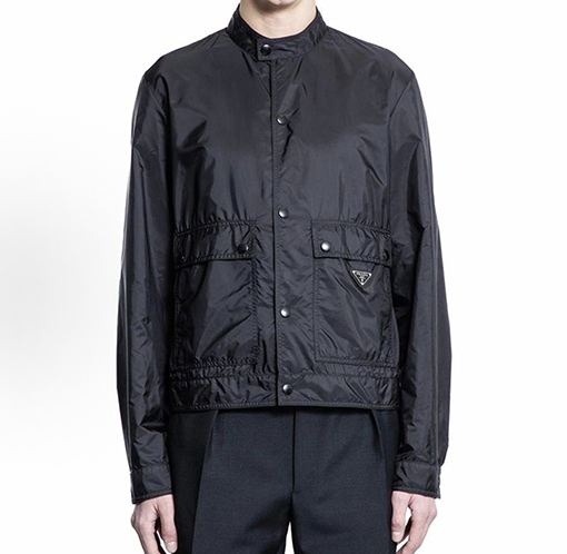 プラダブランドスーパーコピー エナメルの三角形ロゴ入りスタンドカラーワークジャケット
