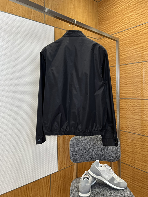 プラダブランドスーパーコピー エナメルの三角形ロゴ入りスタンドカラーワークジャケット