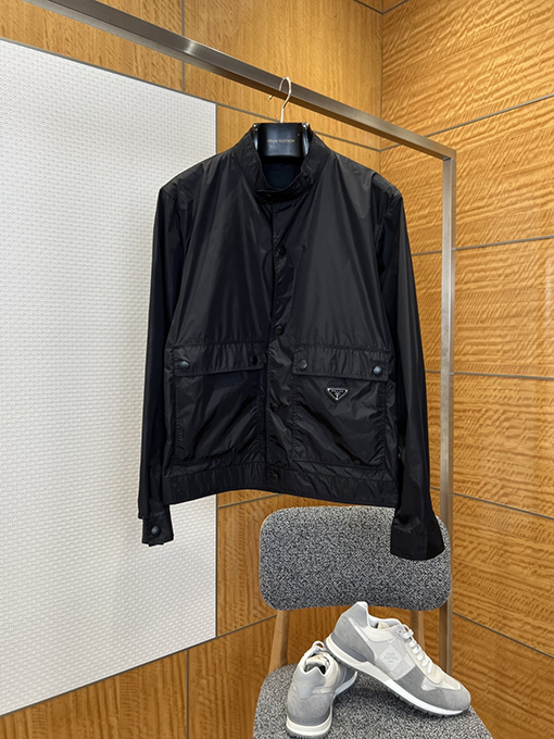 プラダブランドスーパーコピー エナメルの三角形ロゴ入りスタンドカラーワークジャケット