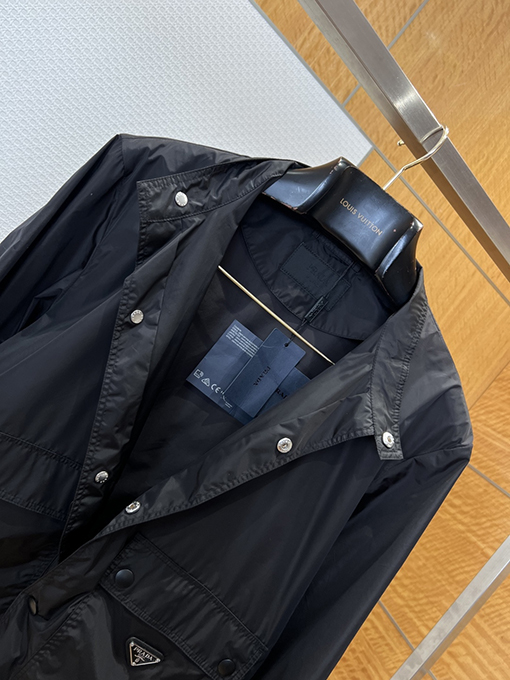 プラダブランドスーパーコピー エナメルの三角形ロゴ入りスタンドカラーワークジャケット