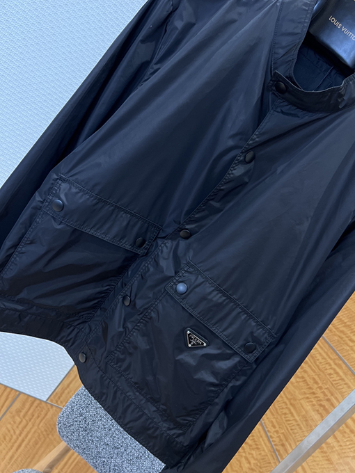 プラダブランドスーパーコピー エナメルの三角形ロゴ入りスタンドカラーワークジャケット