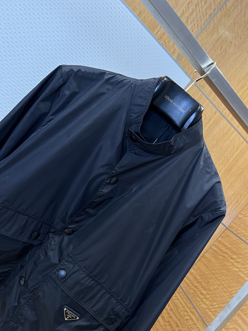 プラダブランドスーパーコピー エナメルの三角形ロゴ入りスタンドカラーワークジャケット