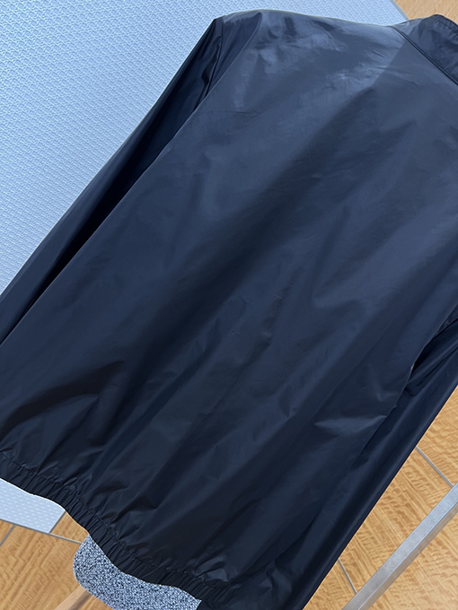 プラダブランドスーパーコピー エナメルの三角形ロゴ入りスタンドカラーワークジャケット