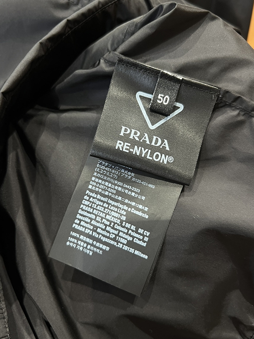 プラダブランドスーパーコピー エナメルの三角形ロゴ入りスタンドカラーワークジャケット