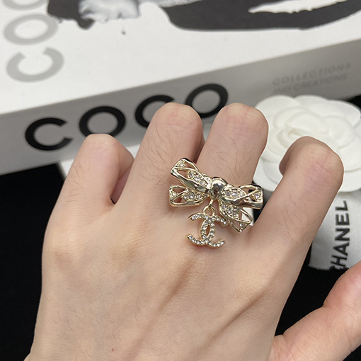 シャネルコピー 弓形のレディースダイヤモンドリング