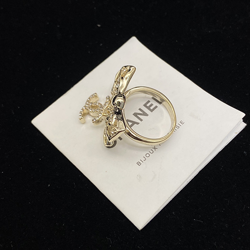 シャネルコピー 弓形のレディースダイヤモンドリング