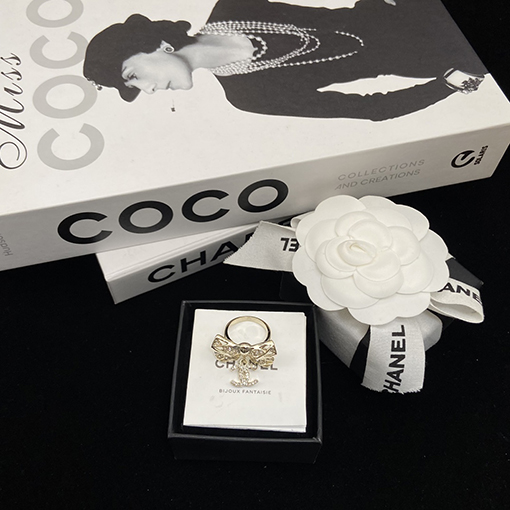 シャネルコピー 弓形のレディースダイヤモンドリング