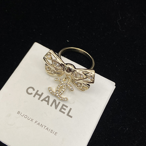 シャネルコピー 弓形のレディースダイヤモンドリング