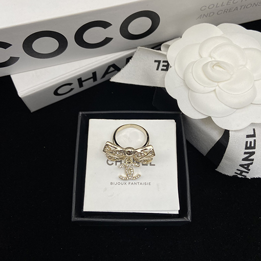 シャネルコピー 弓形のレディースダイヤモンドリング