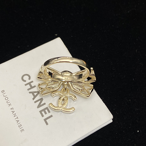 シャネルコピー 弓形のレディースダイヤモンドリング