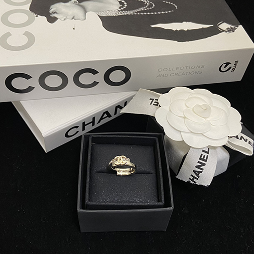 シャネルスーパーコピー 片面にダイヤモンドもう片面は滑らかなデザインのレディースダブルCリング