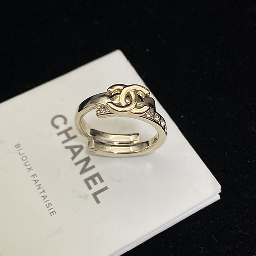 シャネルスーパーコピー 片面にダイヤモンドもう片面は滑らかなデザインのレディースダブルCリング
