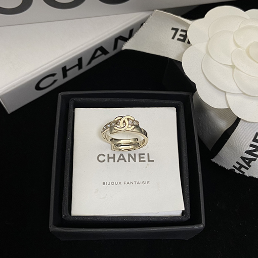 シャネルスーパーコピー 片面にダイヤモンドもう片面は滑らかなデザインのレディースダブルCリング