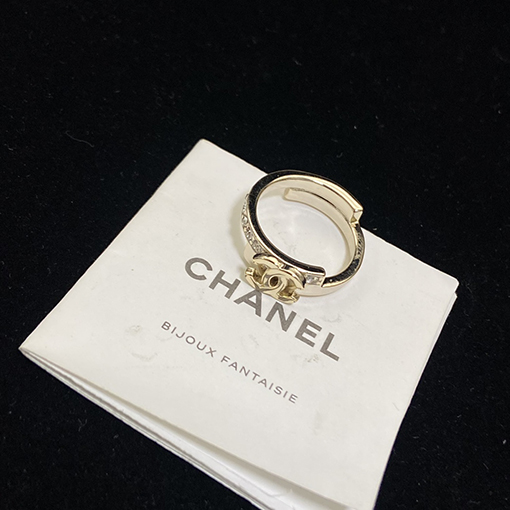 シャネルスーパーコピー 片面にダイヤモンドもう片面は滑らかなデザインのレディースダブルCリング