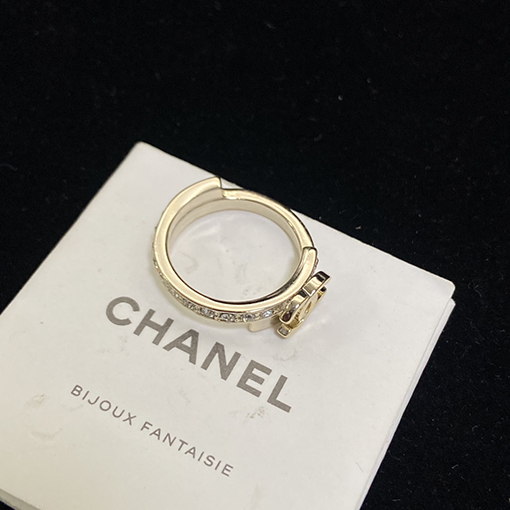 シャネルスーパーコピー 片面にダイヤモンドもう片面は滑らかなデザインのレディースダブルCリング