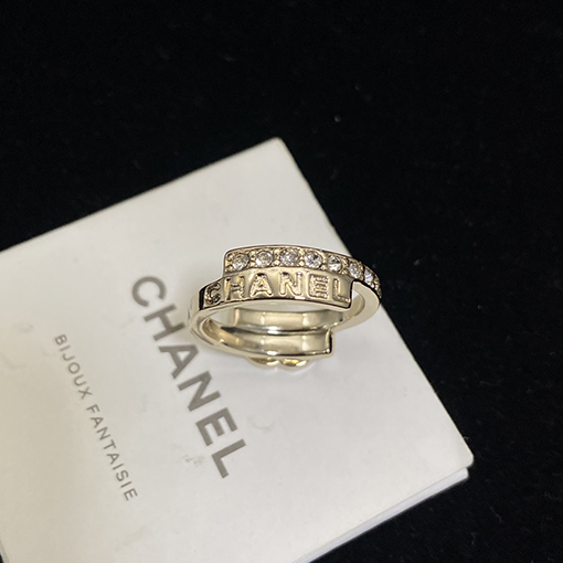シャネルスーパーコピー 片面にダイヤモンドもう片面は滑らかなデザインのレディースダブルCリング