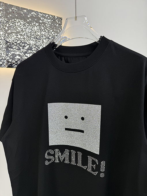 アクネストゥディオズスーパーコピー Acne Studios シルバーのエンボスラインストーン付き半袖Tシャツ