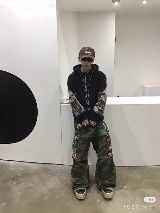 シュプリームスーパーコピー 袖に目のプリント入りコラボレーションデザインのフード付きジップアップスウェットシャツ