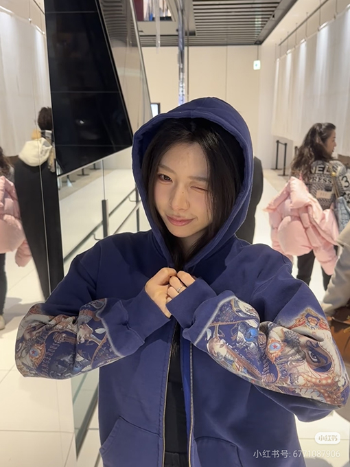 シュプリームスーパーコピー 袖に目のプリント入りコラボレーションデザインのフード付きジップアップスウェットシャツ