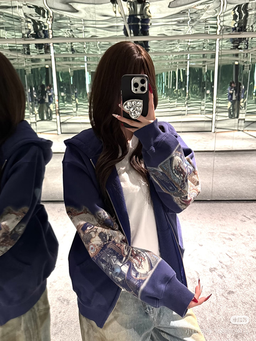 シュプリームスーパーコピー 袖に目のプリント入りコラボレーションデザインのフード付きジップアップスウェットシャツ