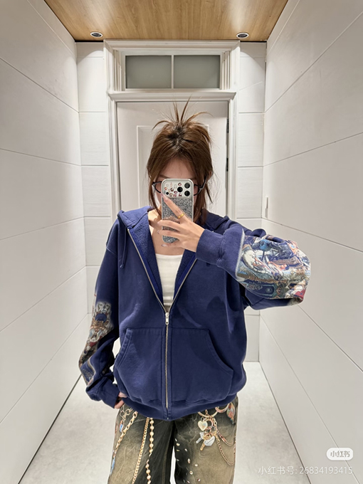 シュプリームスーパーコピー 袖に目のプリント入りコラボレーションデザインのフード付きジップアップスウェットシャツ