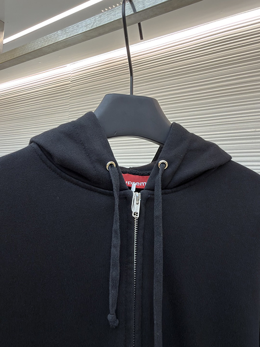 シュプリームスーパーコピー 袖に目のプリント入りコラボレーションデザインのフード付きジップアップスウェットシャツ