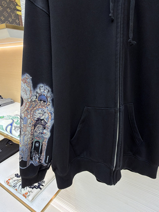 シュプリームスーパーコピー 袖に目のプリント入りコラボレーションデザインのフード付きジップアップスウェットシャツ