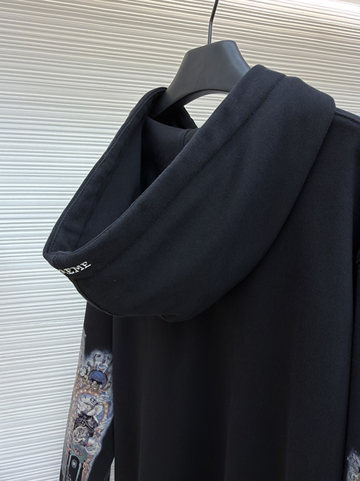 シュプリームスーパーコピー 袖に目のプリント入りコラボレーションデザインのフード付きジップアップスウェットシャツ