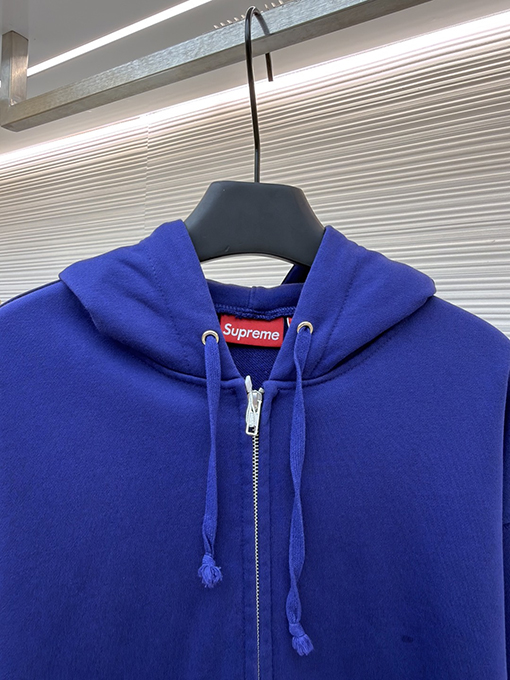 シュプリームスーパーコピー 袖に目のプリント入りコラボレーションデザインのフード付きジップアップスウェットシャツ
