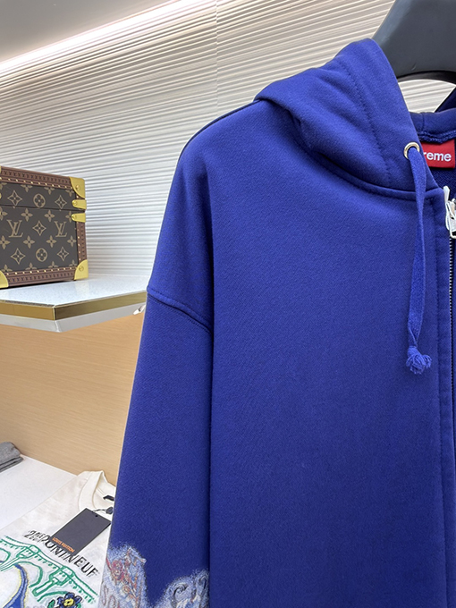 シュプリームスーパーコピー 袖に目のプリント入りコラボレーションデザインのフード付きジップアップスウェットシャツ