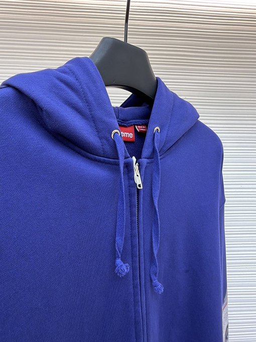 シュプリームスーパーコピー 袖に目のプリント入りコラボレーションデザインのフード付きジップアップスウェットシャツ